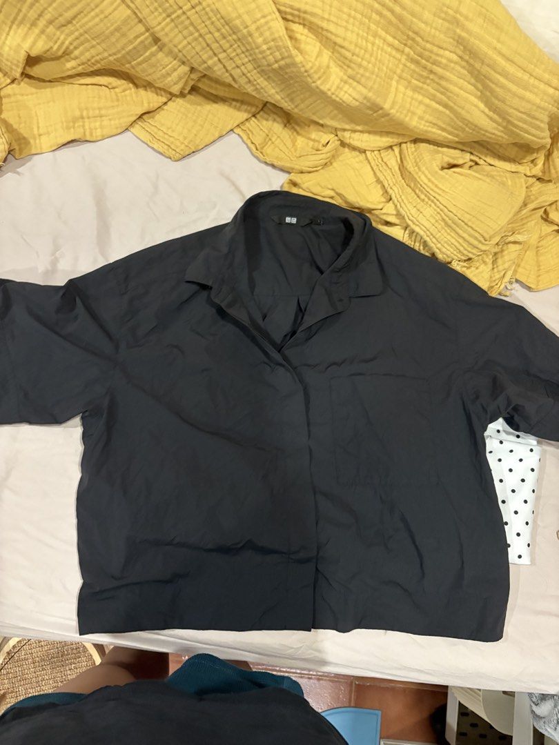 Uniqlo Oxford Boxy Polo (Category: Shirts) located in Quezon City. Submitted by jinnysells (Listing ID 1467463598, Image 2). Description: - Brand: Uniqlo - Color: black - Size: M - rfs: never been used, left in closet .