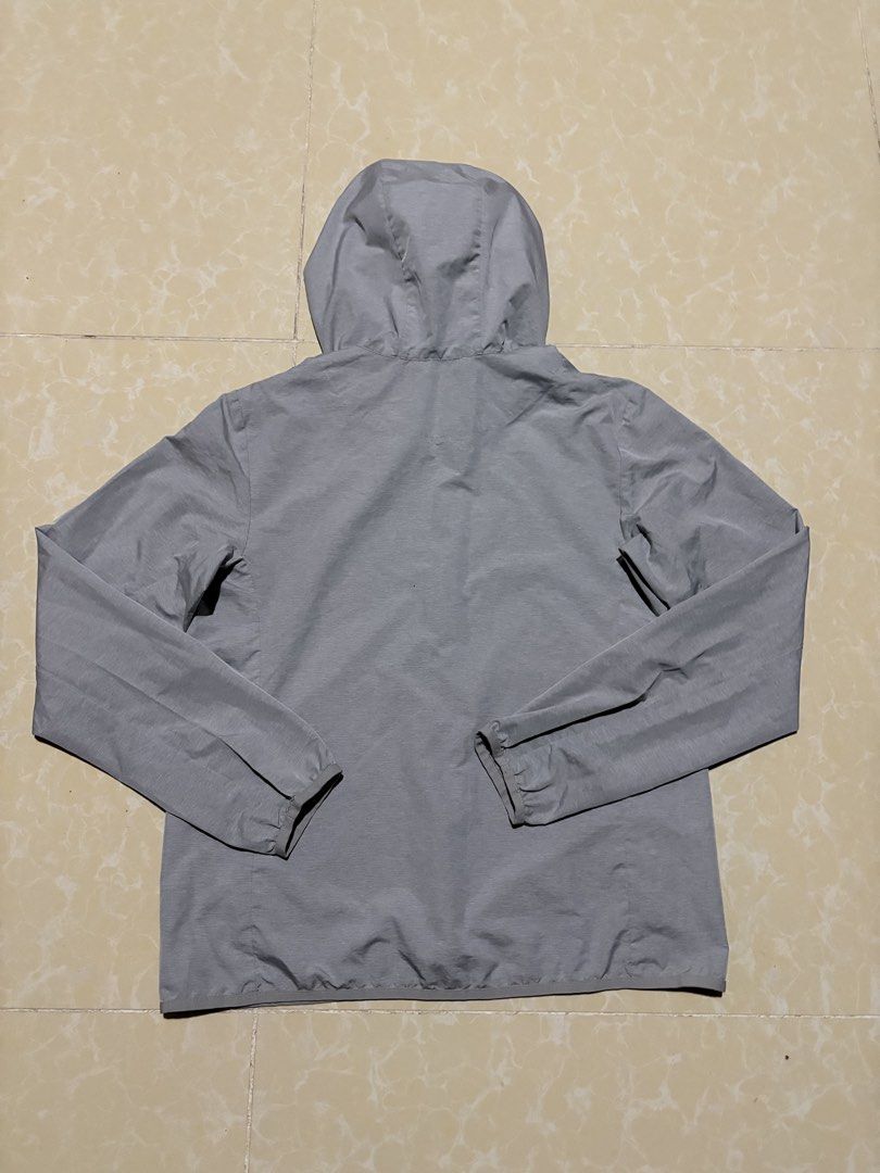 Uniqlo Pocketable UV Protection Parka (Category: Coats, Jackets and Outerwear) located in Batangas. Submitted by arbyyyyy (Listing ID 1467507496, Image 2). Description: Uniqlo Pocketable UV Protection Parka Grey Medium 18.5 x 23.