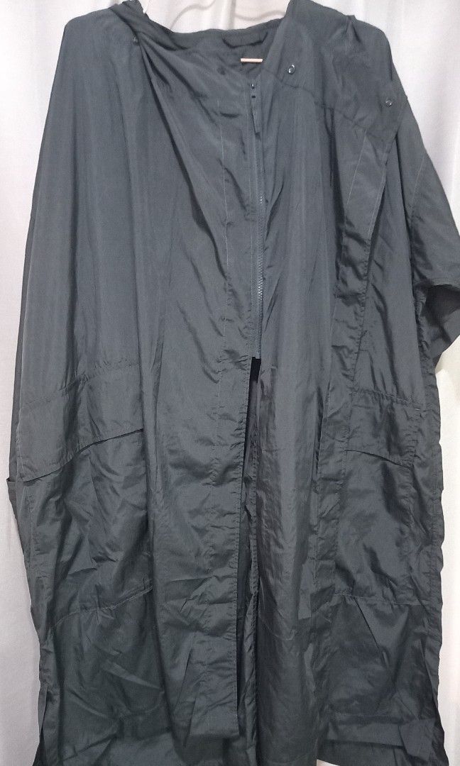 Uniqlo rain coat (Category: Coats, Jackets and Outerwear) located in Quezon City. Submitted by fruitspunchsamurai14 (Listing ID 1467411195, Image 1). Description: for light rainshower.