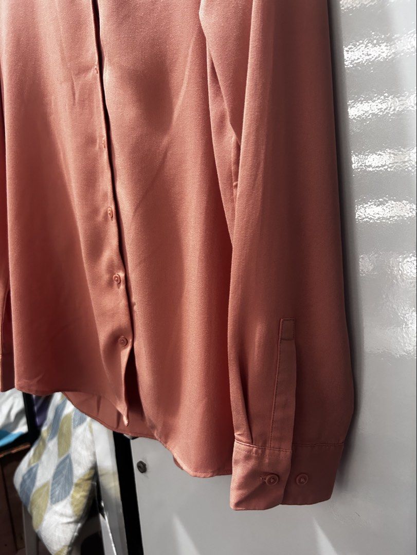 Uniqlo Rayon Long-Sleeve Blouse (Category: Blouses) located in Pasig City. Submitted by ladyleslieisletavelarde4902 (Listing ID 1465241947, Image 2). Description: A versatile, easy-care blouse that adds a warm pop of color to your casual or office wardrobe Brand: Uniqlo Tag Size: M / Fits S to M Purchase direct from store. MOP: Gcash / Bank Transfer Delivery: SF shouldered by buyer .