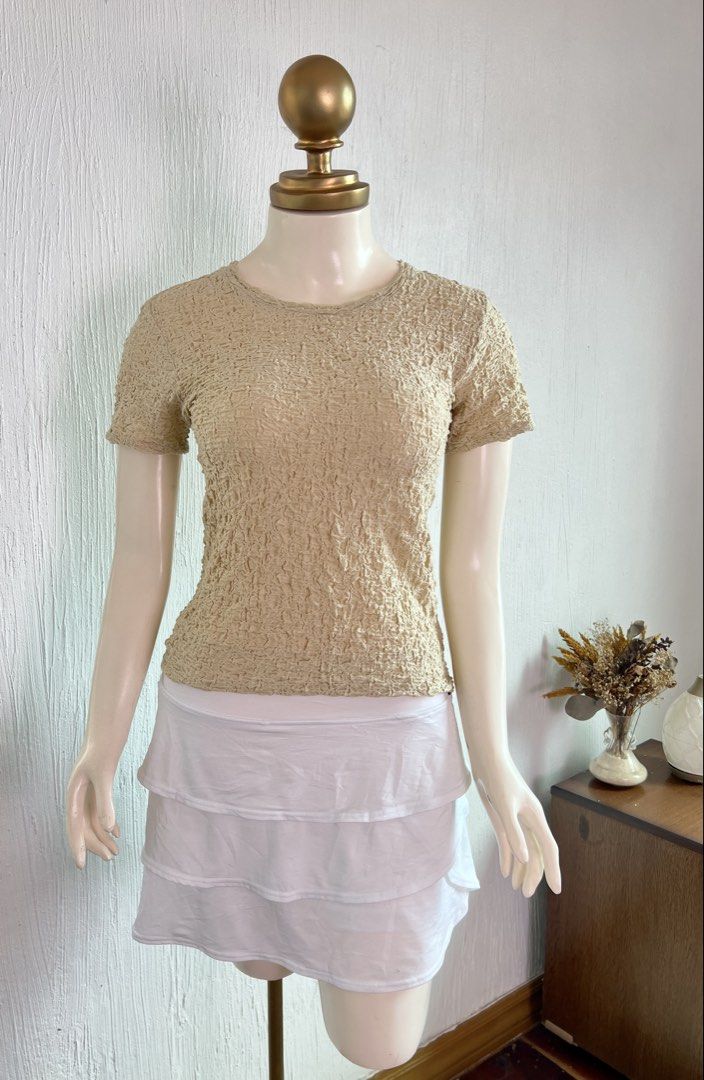 Uniqlo Shirring Shortsleeves Shirt (Category: Sleeveless) located in Amadeo. Submitted by mavmadel (Listing ID 1465821087, Image 3). Description: -mediumsize -likenew -color rate 10/10.