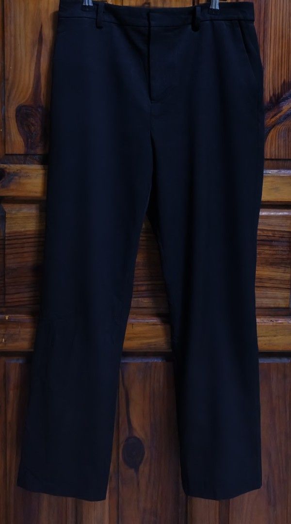 Uniqlo Smart Ankle Pants Black Size L (Category: Trousers) located in Baguio. Submitted by cleverhorse_3041f6 (Listing ID 1467431284, Image 1). Description: Black Uniqlo smart ankle pants in size L. Waist fits 69 to 75cm, hips fit 94 to 100cm. Made of polyester, rayon, and spandex blend. Clean tailoring, comfortable stretch fabric. Great for office wear or casual outings..