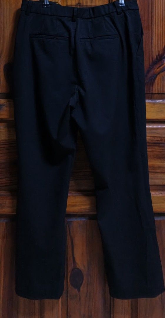 Uniqlo Smart Ankle Pants Black Size L (Category: Trousers) located in Baguio. Submitted by cleverhorse_3041f6 (Listing ID 1467431284, Image 2). Description: Black Uniqlo smart ankle pants in size L. Waist fits 69 to 75cm, hips fit 94 to 100cm. Made of polyester, rayon, and spandex blend. Clean tailoring, comfortable stretch fabric. Great for office wear or casual outings..