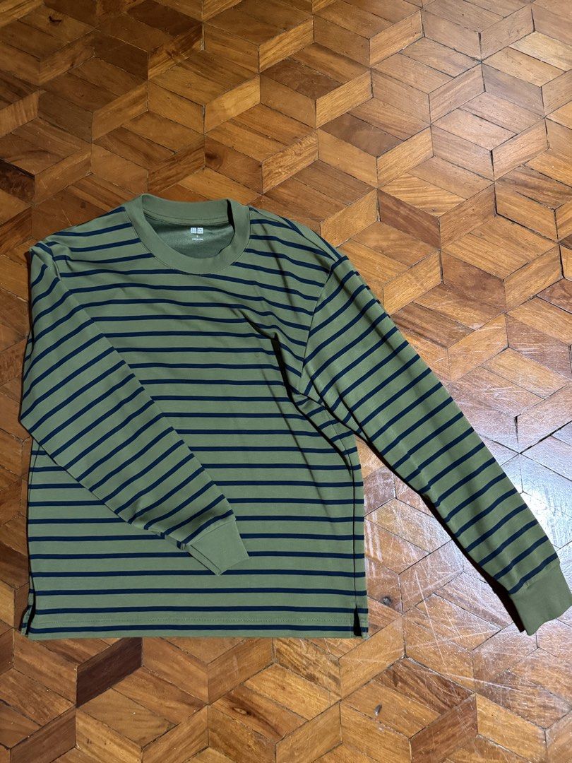 Uniqlo sweater (Category: Coats, Jackets and Outerwear) located in Quezon City. Submitted by vinceco8 (Listing ID 1467559265, Image 1). Description: Uniqlo sweater Used once Qc.