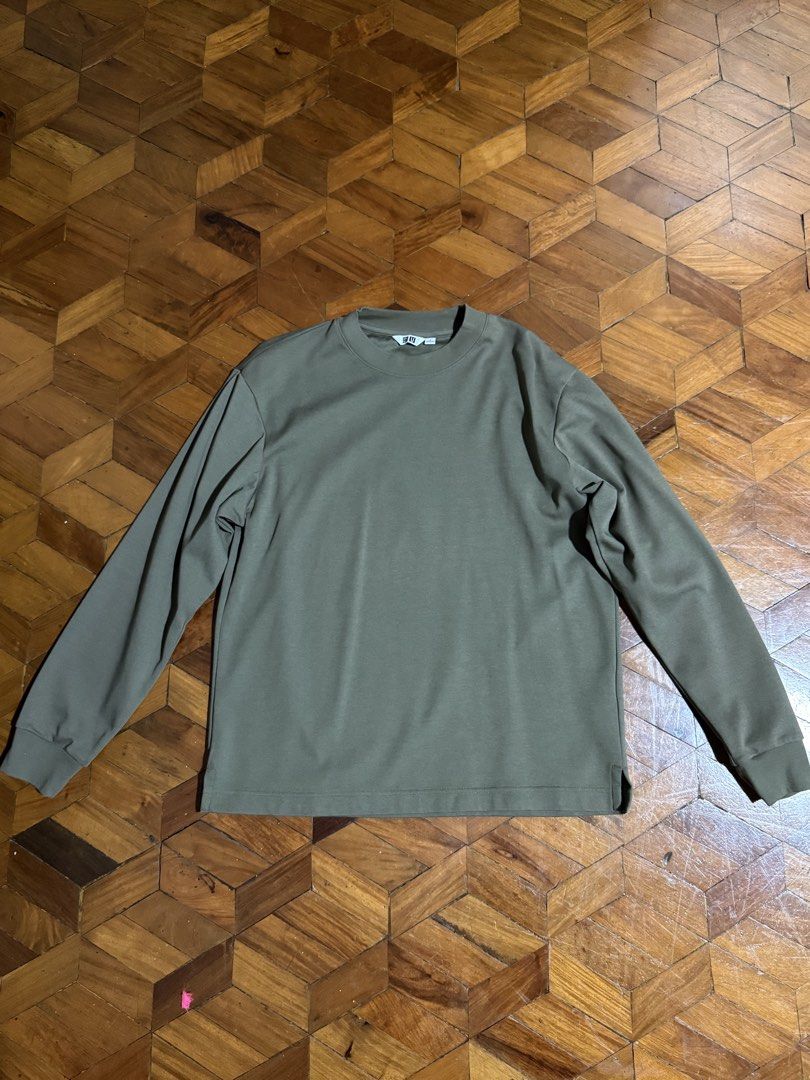 Uniqlo sweater (Category: Coats, Jackets and Outerwear) located in Quezon City. Submitted by vinceco8 (Listing ID 1467559559, Image 1). Description: Used once only.