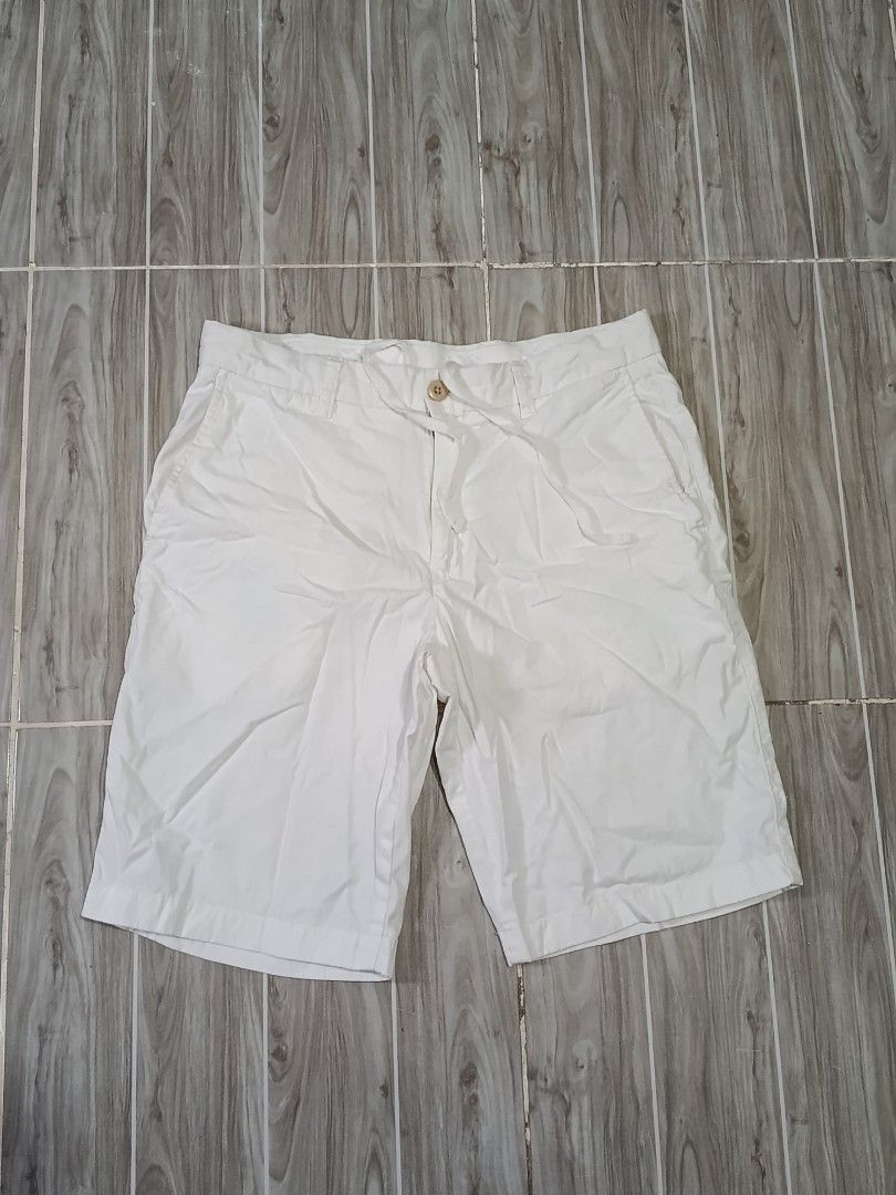 UNIQLO WHITE CHINO SHORT (freeshipping) (Category: Chinos) located in Quezon City. Submitted by gyl-stop (Listing ID 1467601029, Image 1). Description: free shipping 32-34 x 20 excellent condi cr: 9.8/10 issue: none.