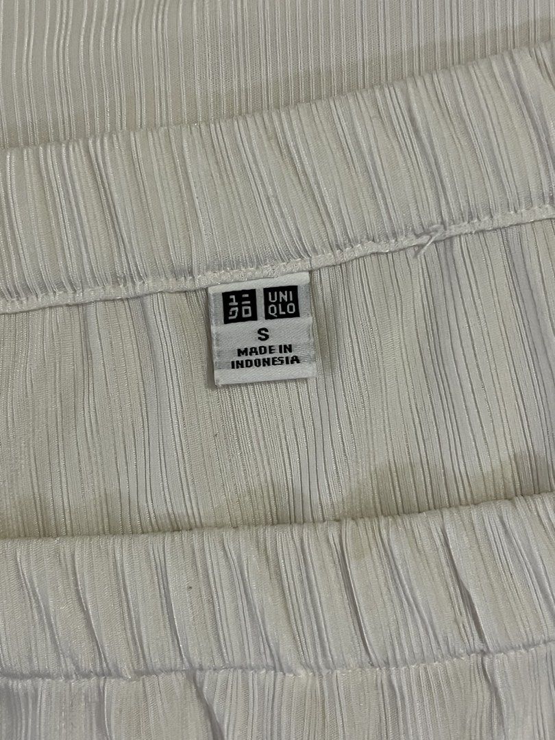 Uniqlo white off shoulder top (Category: Blouses) located in Las Pinas. Submitted by jilanah (Listing ID 1467565711, Image 2). Description: .