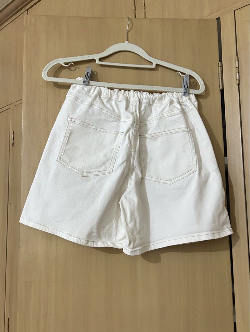 Uniqlo White Skort (Category: Skirts) located in Baguio. Submitted by tresmariascloset13 (Listing ID 1467486691, Image 3). Description: - Uniqlo white skort - Kids size 160, but fits adult Small to Medium - please check picture of wash tag for measurements.
