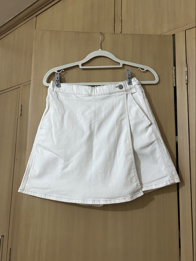 Uniqlo White Skort (Category: Skirts) located in Baguio. Submitted by tresmariascloset13 (Listing ID 1467486691, Image 1). Description: - Uniqlo white skort - Kids size 160, but fits adult Small to Medium - please check picture of wash tag for measurements.