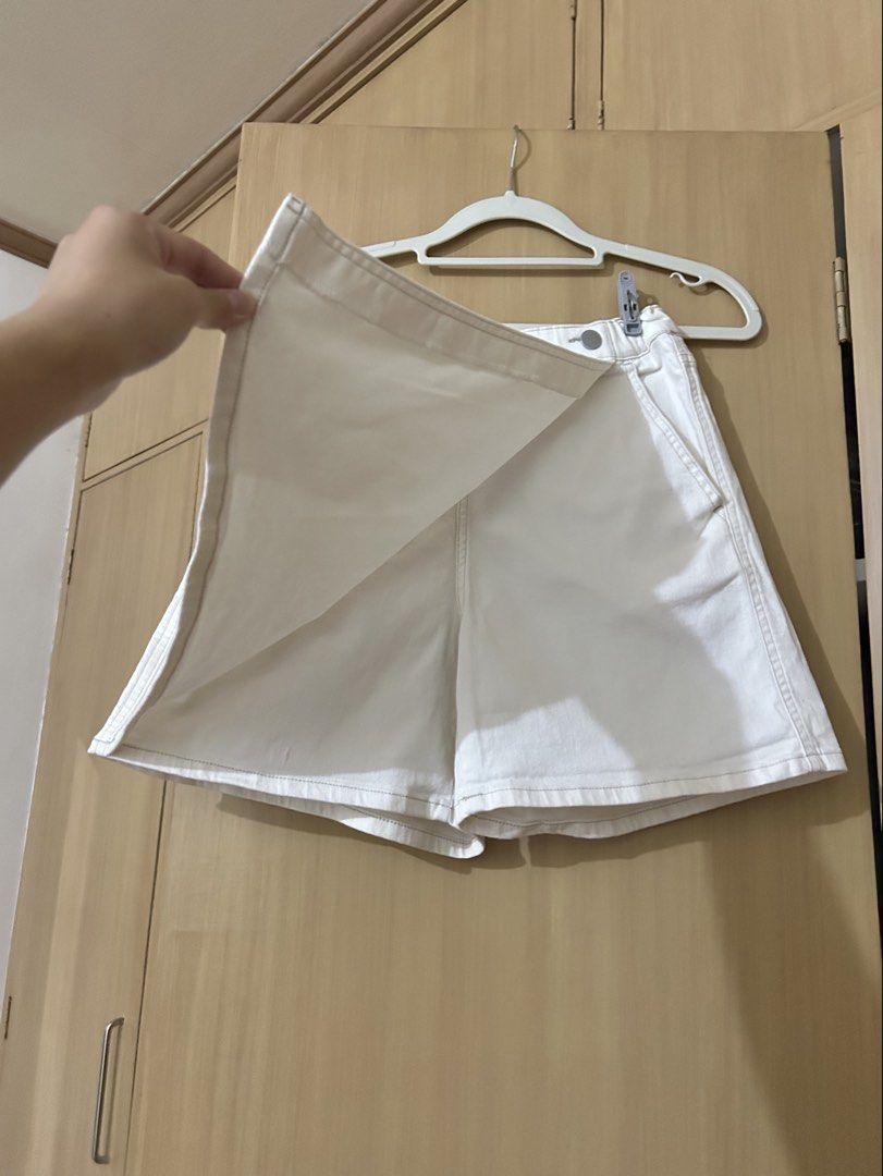 Uniqlo White Skort (Category: Skirts) located in Baguio. Submitted by tresmariascloset13 (Listing ID 1467486691, Image 2). Description: - Uniqlo white skort - Kids size 160, but fits adult Small to Medium - please check picture of wash tag for measurements.