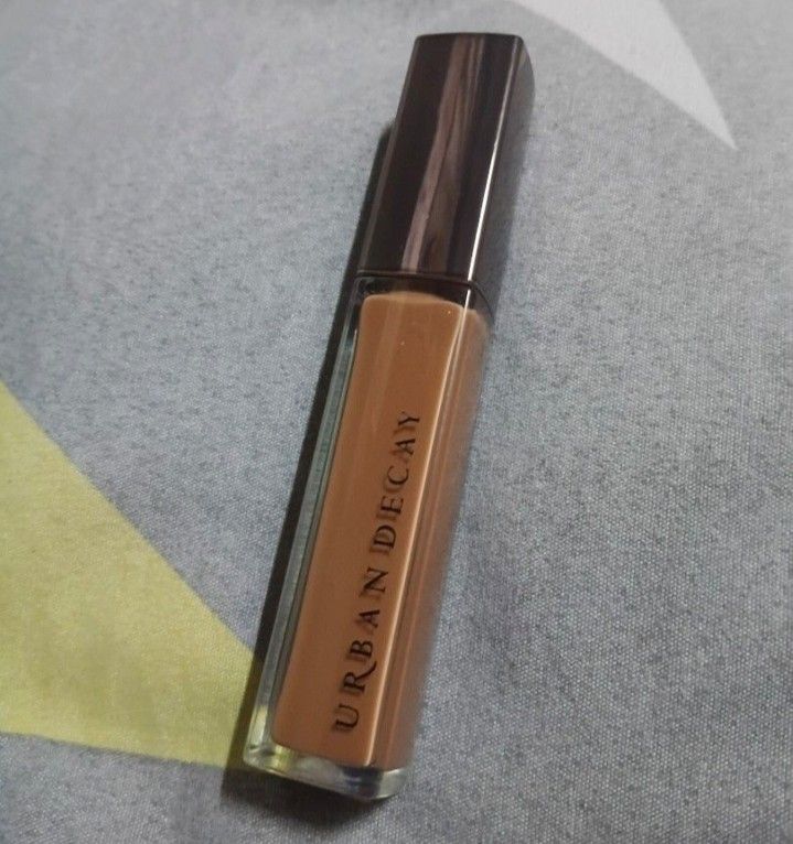 URBAN DECAY Vice Plumping Shine Lip Balm (Category: Makeup) located in Quezon City. Submitted by xorei (Listing ID 1467524788, Image 1). Description: Brand new but not box anymore Runyon Shade This product is a hydrating, vegan-formula lip color balm that offers a glossy finish with buildable coverage. It is infused with hyaluronic acid, shea butter, and passionfruit oil to moisturize and give the appearance of fuller lips..