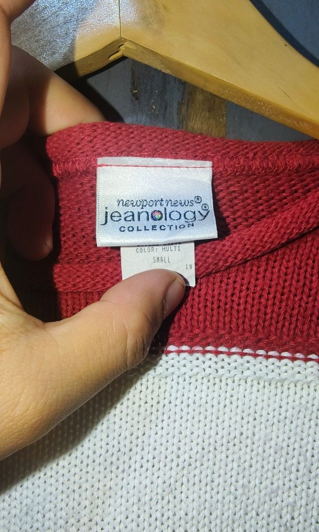 USA FLAG KNITTED SWEATER (Category: Coats, Jackets and Outerwear) located in Makati City. Submitted by updownthrift (Listing ID 1467570908, Image 3). Description: NO ISSUE NEED WASH.