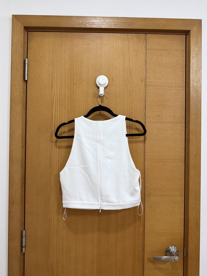 (Used once) Zara White Top (Category: Sleeveless) located in Makati City. Submitted by miaco_ (Listing ID 1467405788, Image 2). Description: - Brand: Zara - Size: L - Color: White.