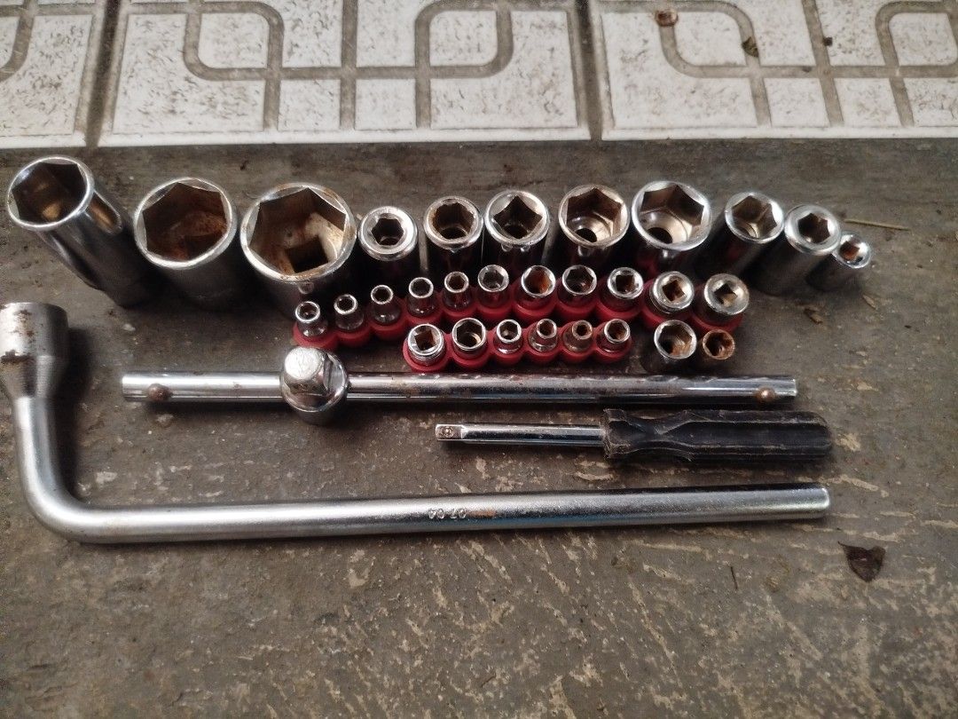 Ko-Kina CR-V Assorted Socket Set (Loose Lot) (Category: Construction Tools & Equipment) located in Pasig City. Submitted by qwerty1026 (Listing ID 1467388928, Image 2). Description: Ko-Kina CR-V Assorted Socket Set (Loose Lot) — ₱450 ​Selling a loose lot of ~25 Ko-Kina Chrome Vanadium (CR-V) tools and sockets. The set includes a mix of large and small sockets (some on rails), a sliding T-handle, an L-handle, and a spinner handle. Perfect as a bac