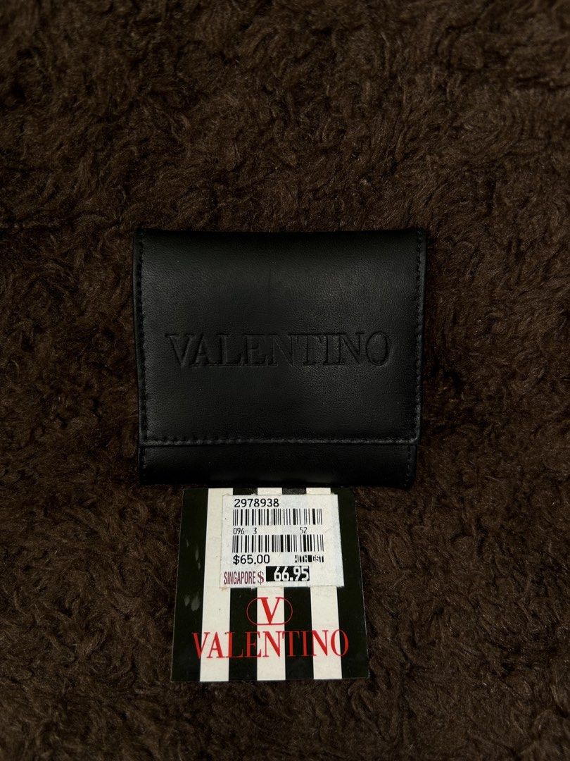Valentino Coin Purse (Category: Wallets & Card holders) located in Naga. Submitted by helloitsk20594 (Listing ID 1467475839, Image 2). Description: 𝙑𝘼𝙇𝙀𝙉𝙏𝙄𝙉𝙊 🏷️ 𝙈𝙄𝙉𝙀: ₱450 𝑪𝒐𝒏𝒅𝒊𝒕𝒊𝒐𝒏: 10/10 condition 𝙄𝙨𝙨𝙪𝙚/𝙨: none 𝘿𝙞𝙢𝙚𝙣𝙨𝙞𝙤𝙣𝙨: 3 x 3 inches ————𝗠𝗨𝗦𝗧 𝗥𝗘𝗔𝗗!———— 📌𝙋𝙡𝙚𝙖𝙨𝙚 𝙧𝙚𝙡𝙮 𝙤𝙣 𝙩𝙖𝙜𝙨 𝙤𝙧 𝙙𝙤 𝙮𝙤𝙪 𝙤𝙬𝙣 𝙧𝙚𝙨𝙚𝙖𝙧𝙘𝙝 📌𝘼𝙪𝙩𝙝𝙚𝙣𝙩𝙞𝙘𝙞𝙩𝙮 𝙣𝙤𝙩 𝙨𝙩𝙖𝙩𝙚𝙙 𝙩𝙤 𝙖𝙫𝙤𝙞𝙙 𝙢𝙞