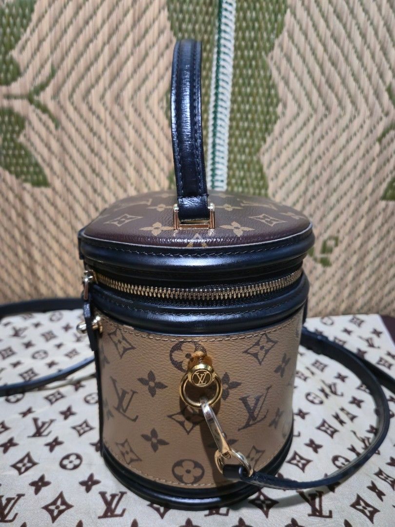 Vanity Bag with complete tags (Category: Cross-body Bags) located in Manila. Submitted by pr3l0v3it3ms (Listing ID 1467432826, Image 3). Description: Vanity Bag,pure leather with complete tags with minimal sign of use on leather and strap,rubs and scratches can provide more photos negotiable just message me your offer price might be consider Self authenticate.