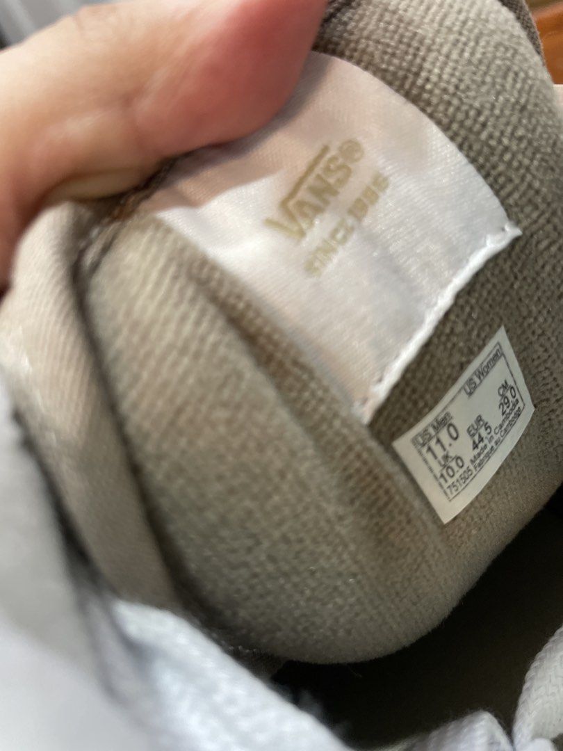 VANS brandnew (Category: Casual Shoes) located in Manila. Submitted by erissegrey25 (Listing ID 1467392936, Image 3). Description: Gifted to my husband but he's not wearing this kind of shoes. .
