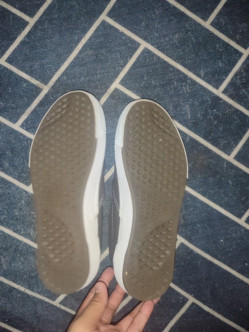Vans Dakota Roche Slip-On (Category: Sneakers) located in Manila. Submitted by kargamento (Listing ID 1467455015, Image 3). Description: Vans Dakota Roche slip on No Issue 2500 Negotiable for sure buyer Can do lalamove and j&t 📍Quezon City.