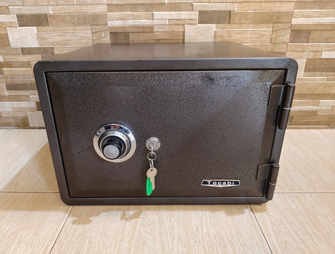 Vault (safe) (Category: Safe) located in Davao. Submitted by 3ds_jpn (Listing ID 1467499487, Image 1). Description: 38kilos , fire resistant keys and code gana..