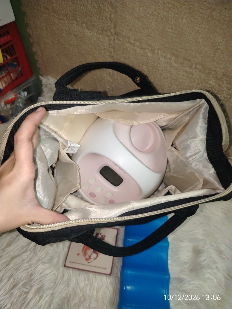 V-Cool professional cooler bag with ice pack (Category: Tote Bags) located in Pulilan. Submitted by mjbabyproductsshop (Listing ID 1467479089, Image 3). Description: - Brand: V-Cool professional cooler bag - Color: Black - Purpose: Keeps milk bottles and pump gear cold on the go - Inclusions: Includes a blue contoured ice pack - Features: Dual zipper design opens wide for easy access - Capacity: Plenty of room for a breast pump or storage bags - 