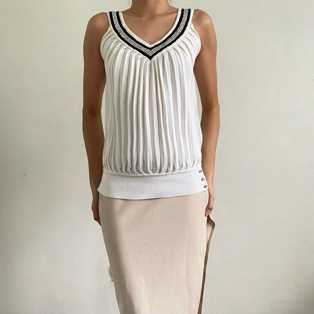Veeko knit top (Category: Blouses) located in Tarlac. Submitted by luv__vintage (Listing ID 1467473497, Image 1). Description: .