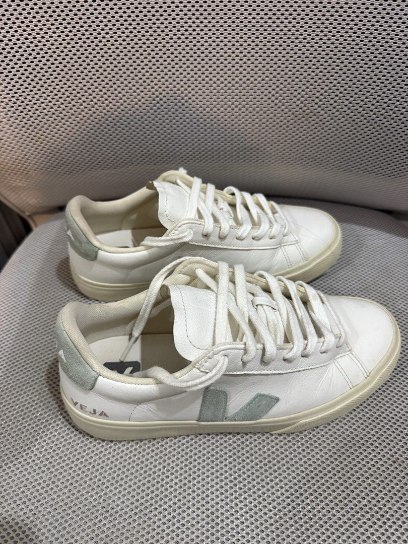 Veja Esplar Leather White Black Sneakers (Category: Sneakers) located in Bustos. Submitted by sayruso (Listing ID 1467379734, Image 2). Description: - Brand: Veja Esplar - Color: White base with black 'V' logo and heel tab - Style: Classic lace-up with flat rubber soles - Condition: Worn a few times, minimal upper creasing, very clean outsoles - Durability: Still has lots of life left - Versatility: Perfect everyday sneakers that match any outfit