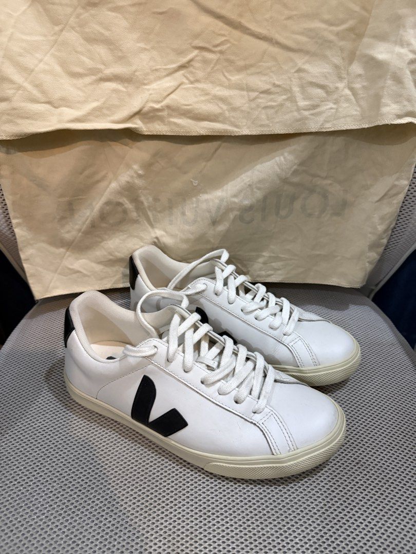 Veja Esplar Leather White Black Sneakers (Category: Sneakers) located in Bustos. Submitted by sayruso (Listing ID 1467379734, Image 1). Description: - Brand: Veja Esplar - Color: White base with black 'V' logo and heel tab - Style: Classic lace-up with flat rubber soles - Condition: Worn a few times, minimal upper creasing, very clean outsoles - Durability: Still has lots of life left - Versatility: Perfect everyday sneakers that match any outfit