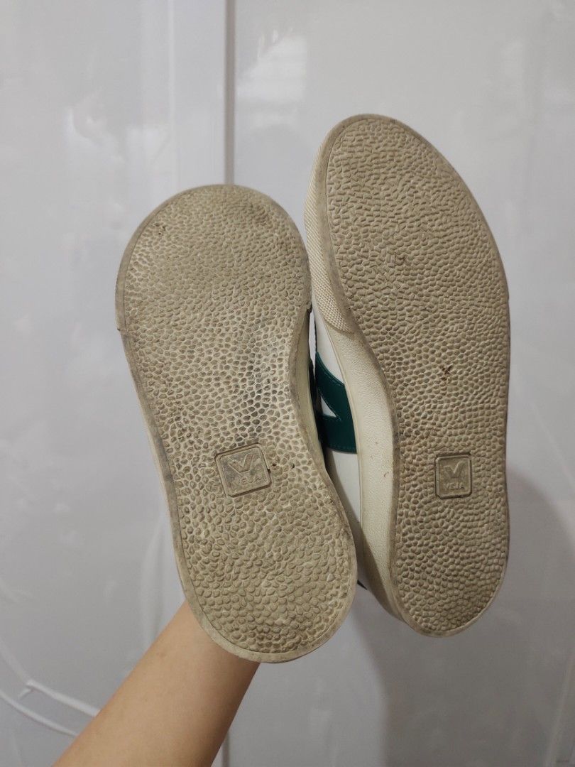 Veja Sneakers (Category: Sneakers) located in Aliaga. Submitted by kmapparel (Listing ID 1467423435, Image 2). Description: .