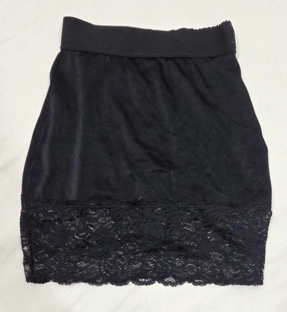 VICTORIA SECRET (Category: Undergarments & Loungewear) located in Manila. Submitted by icamalicdem29 (Listing ID 1467484706, Image 1). Description: Victoria’s Secret Second Skin Slip Skirt Shapewear Underpants.