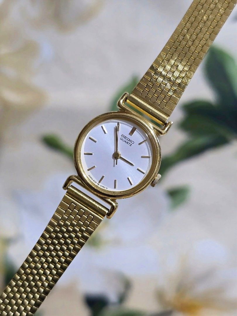 Vintage 1988 Seiko Quartz (Category: Women's Watches) located in Silang. Submitted by thewornhour (Listing ID 1467478007, Image 1). Description: Vintage 1988 Seiko Quartz Ref. 2C21-0100 – Slim Gold Brick-Mesh Bracelet Watch ✔ All original watch ✔ Case: 21.8mm including crown ✔ Up to 17cm ✔ Movement: High-Grade 2-Jewel Seiko 2C21 Quartz Engine ✔ Condition: Beautiful vintage state. The gold plating retains a gorgeous, brilliant luster on the watch 