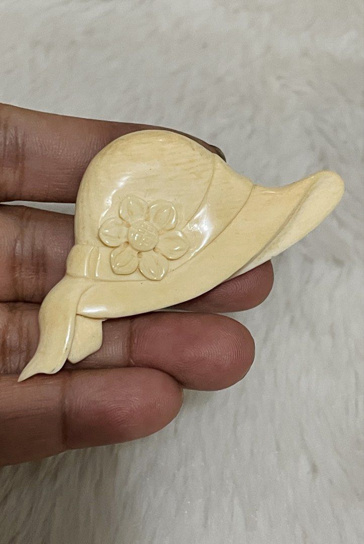 Vintage carved brooches bundle (Category: Vintage Collectibles) located in Quezon City. Submitted by sissymissy1527 (Listing ID 1467452476, Image 3). Description: Sold as bundle Gaganda po nito No issue Check the photos na lang Box included Selling as is where is.