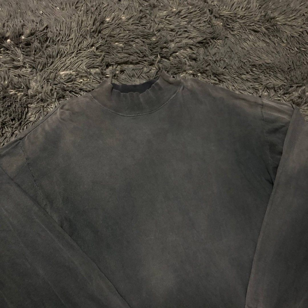 Vintage Gap Longsleeve (Category: Activewear) located in Camiling. Submitted by thriftscape2024 (Listing ID 1467506043, Image 2). Description: Excellent Condition Color rate: 9/10 Issue: good fade Dimes: W24xL30.
