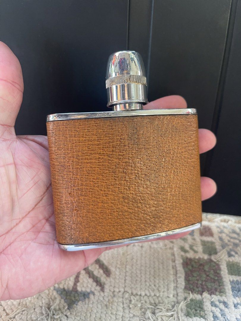 Vintage Hip Flask Made in England 4oz (Category: Vintage Collectibles) located in Caloocan City. Submitted by red_rob (Listing ID 1467482368, Image 1). Description: Vintage Hip Flask 4 oz Made in England Very good condition MabigAt Maypajo caloocan.