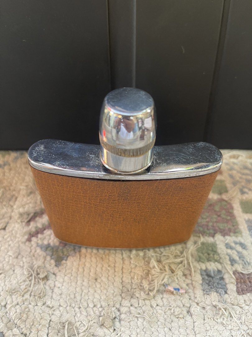 Vintage Hip Flask Made in England 4oz (Category: Vintage Collectibles) located in Caloocan City. Submitted by red_rob (Listing ID 1467482368, Image 3). Description: Vintage Hip Flask 4 oz Made in England Very good condition MabigAt Maypajo caloocan.