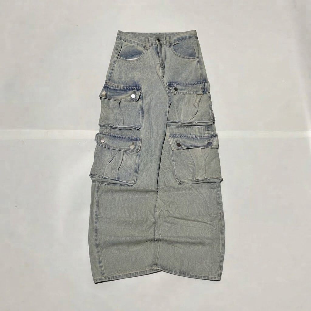 VINTAGE LIGHT MULTI-POCKETS CARGO PANTS✨ (Category: Jeans) located in Bulacan. Submitted by cris_thrifty (Listing ID 1467445778, Image 2). Description: ₱400+ shipping fee VINTAGE LIGHT MULTI-POCKETS CARGO PANTS✨ Size 28-30 Length 42.5 Leg hole 10.5 Thigh 13 • needwash • good fittings • semi Hard • Heavy • stain • bitemarks on hem • thick • must buy it.