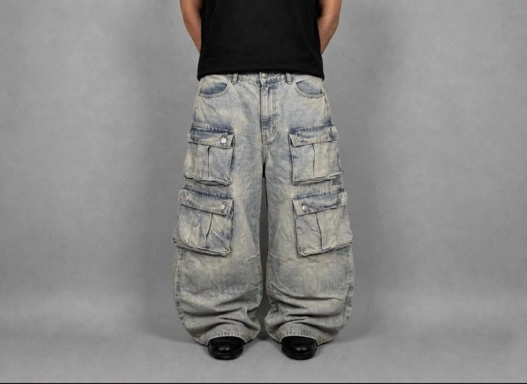 VINTAGE LIGHT MULTI-POCKETS CARGO PANTS✨ (Category: Jeans) located in Bulacan. Submitted by cris_thrifty (Listing ID 1467445778, Image 1). Description: ₱400+ shipping fee VINTAGE LIGHT MULTI-POCKETS CARGO PANTS✨ Size 28-30 Length 42.5 Leg hole 10.5 Thigh 13 • needwash • good fittings • semi Hard • Heavy • stain • bitemarks on hem • thick • must buy it.