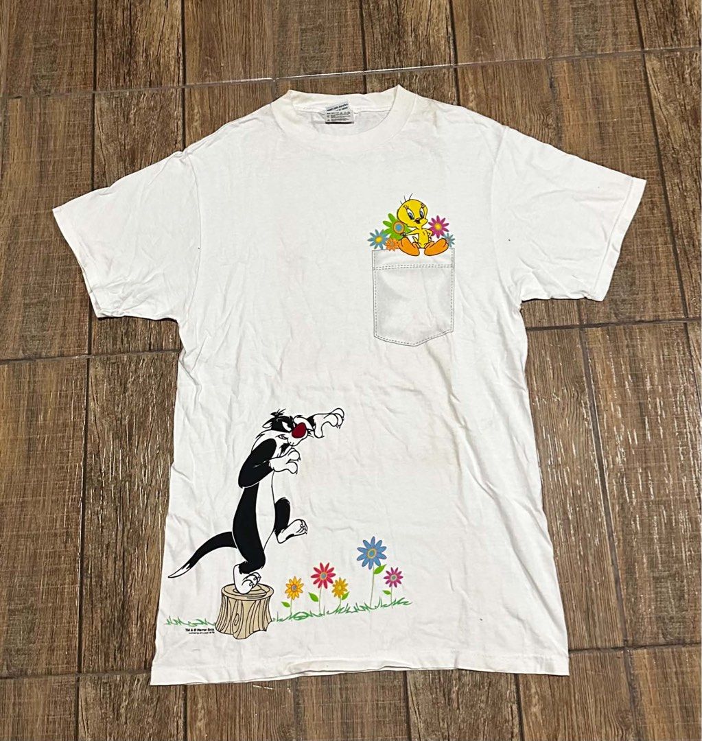 VINTAGE LOONEY TUNES (Category: Tshirts & Polo Shirts ) located in Manila. Submitted by urban.vintage (Listing ID 1467558536, Image 1). Description: ISSUE: NONE (NEED WASH) MOP :GCASH (NO COD) SHIP VIA: LALAMOVE & J&T LOCATION: PASIG CITY LENGTH: 31 WIDTH :20.