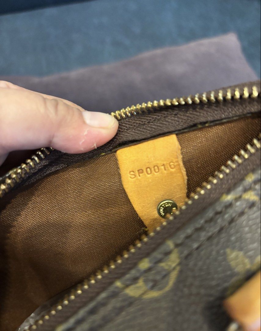 Vintage LV Speedy 25 (Category: Luxury Bags & Wallets) located in Angeles City. Submitted by omgjenney10 (Listing ID 1467520862, Image 2). Description: Still presentable With twilly sa handle complete with lock and key Vintage and self authenticate.