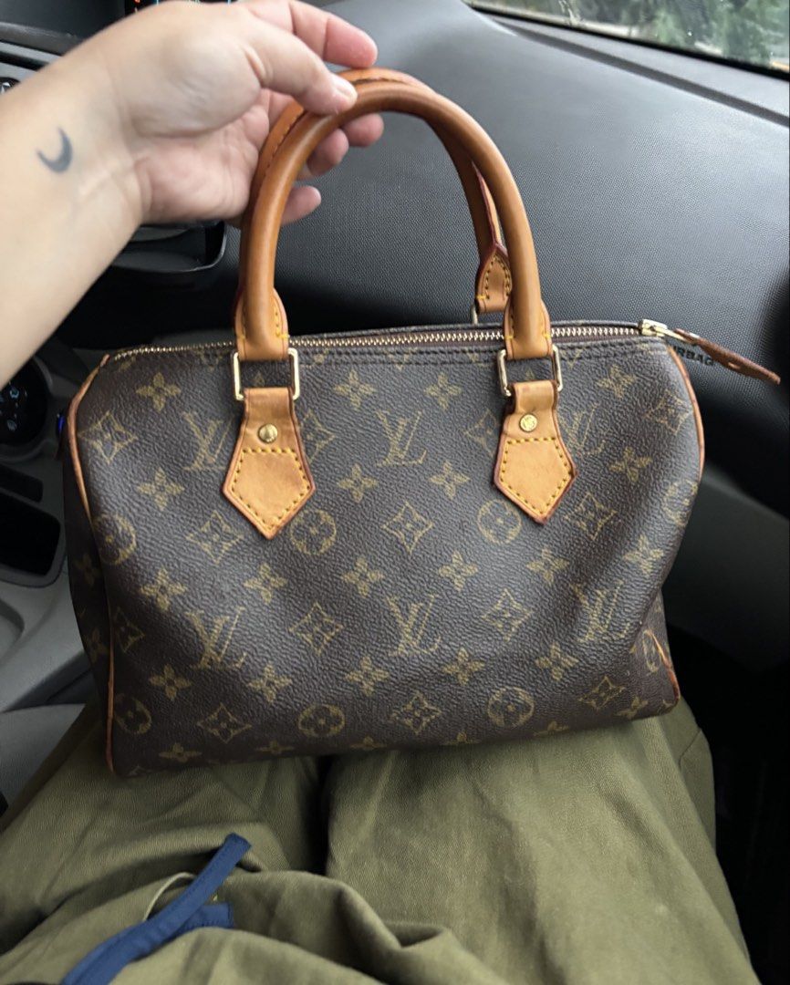 Vintage LV Speedy 25 (Category: Luxury Bags & Wallets) located in Angeles City. Submitted by omgjenney10 (Listing ID 1467520862, Image 3). Description: Still presentable With twilly sa handle complete with lock and key Vintage and self authenticate.