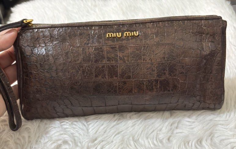 Vintage Miu Miu Wrislet Pouch (Category: Clutches) located in Paranaque City. Submitted by dalle_closet (Listing ID 1467430258, Image 3). Description: genuine leather natatanggal na yung coating niya na dark brown. tanggalin niyo nalang lahat. .