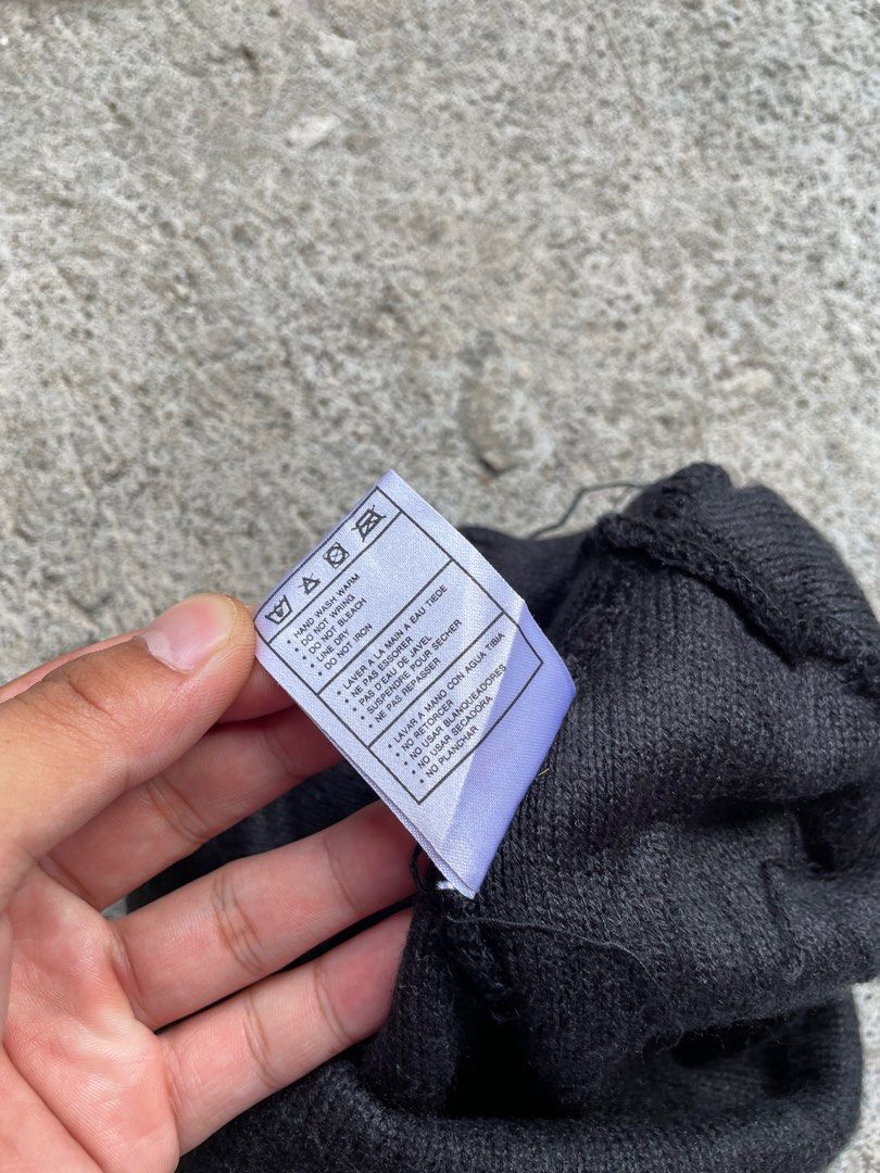 Vintage Nike Black Beanie Hat (Category: Caps & Hats) located in Siniloan. Submitted by rethr1ft (Listing ID 1467420164, Image 3). Description: - Brand: Nike - Color: Classic black with white swoosh embroidery and stripe detail - Material: 100% acrylic (warm and cozy) - Origin: Made in Taiwan - Size: One size fits all - Condition: Great for cold weather or everyday streetwear.