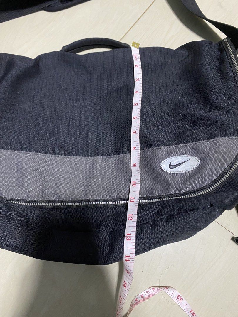 Vintage nike messenger Bag (Category: Sling Bags) located in Manila. Submitted by callejage69430 (Listing ID 1467445453, Image 2). Description: Vintage black and grey Nike messenger or crossbody bag featuring a curved silver Swoosh logo patch..