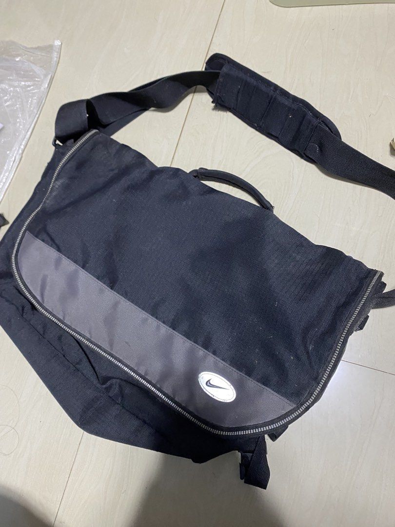 Vintage nike messenger Bag (Category: Sling Bags) located in Manila. Submitted by callejage69430 (Listing ID 1467445453, Image 3). Description: Vintage black and grey Nike messenger or crossbody bag featuring a curved silver Swoosh logo patch..