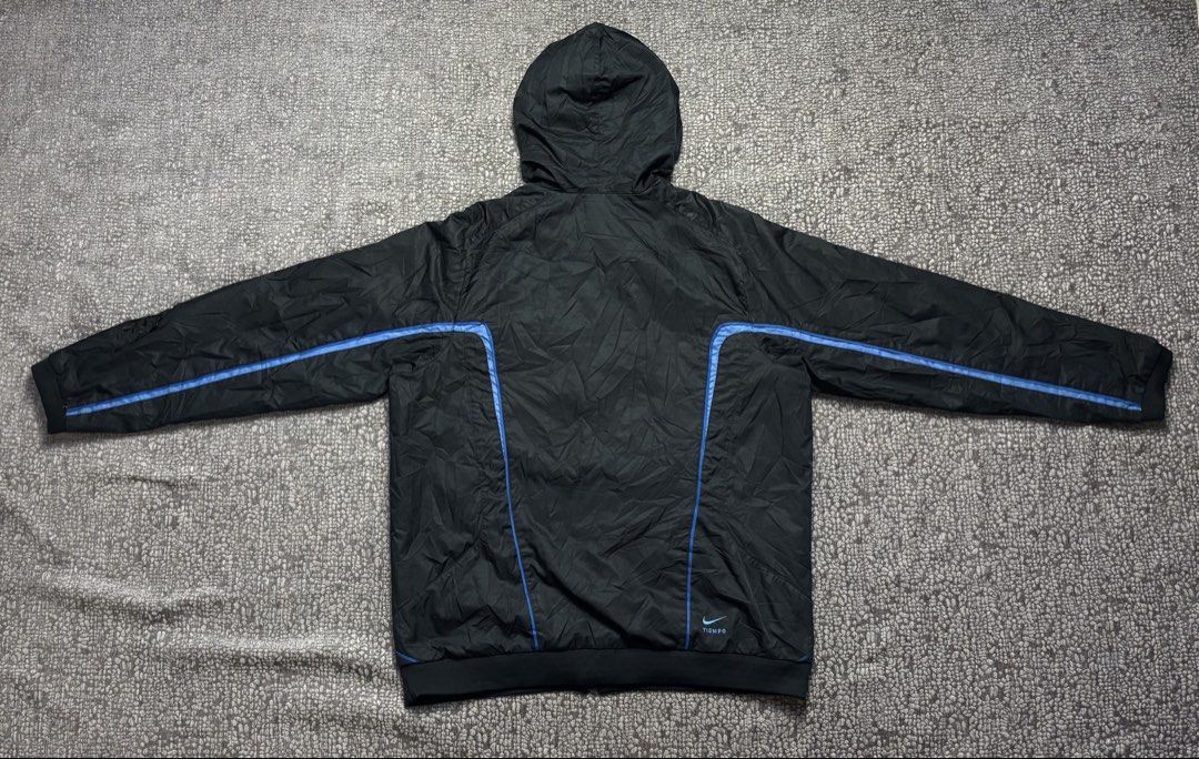 Vintage nike windbreske semi puffer (Category: Coats, Jackets and Outerwear) located in Rizal. Submitted by atienzagab03942 (Listing ID 1467501668, Image 3). Description: Complete tags 25.5 by 30 Color rate 9.5/10 Issue pm.