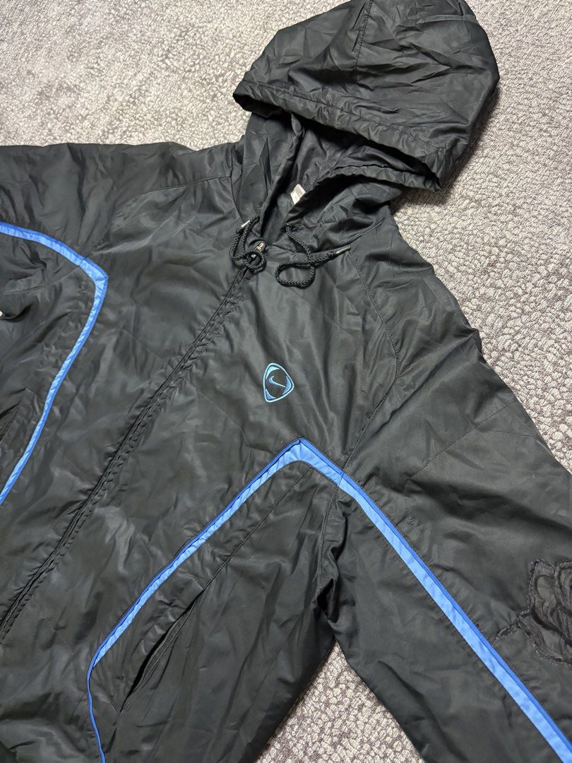 Vintage nike windbreske semi puffer (Category: Coats, Jackets and Outerwear) located in Rizal. Submitted by atienzagab03942 (Listing ID 1467501668, Image 2). Description: Complete tags 25.5 by 30 Color rate 9.5/10 Issue pm.