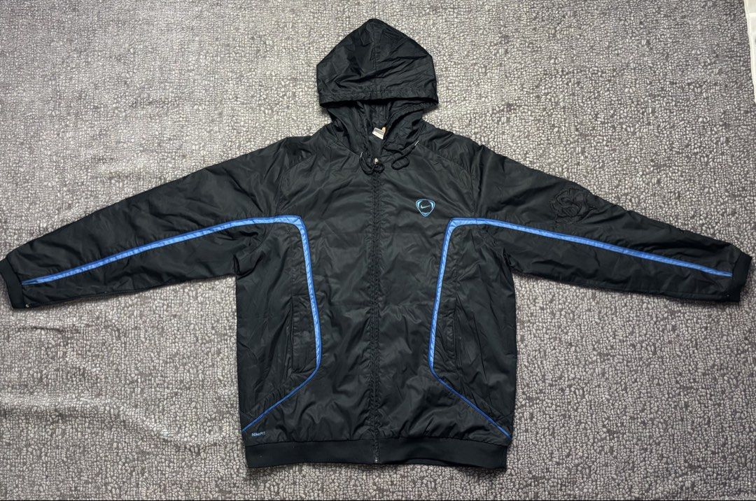 Vintage nike windbreske semi puffer (Category: Coats, Jackets and Outerwear) located in Rizal. Submitted by atienzagab03942 (Listing ID 1467501668, Image 1). Description: Complete tags 25.5 by 30 Color rate 9.5/10 Issue pm.