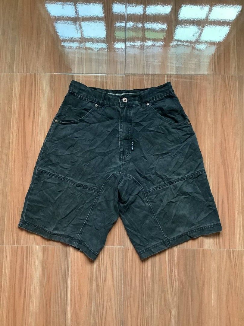 Vintage Pelle Pelle (Category: Shorts) located in Canaman. Submitted by stayhypethrifted (Listing ID 1467485685, Image 2). Description: .