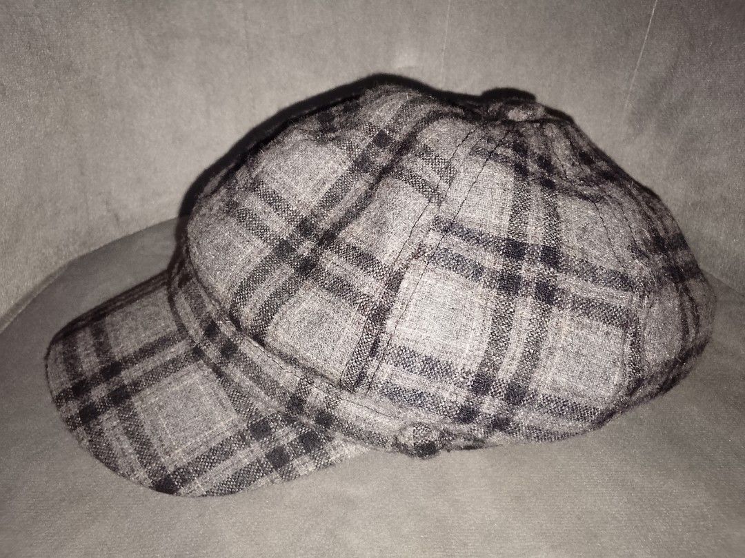 Vintage Plaid Newsboy Cap (Category: Hats & Beanies) located in Binangonan. Submitted by yuristalin888 (Listing ID 1467363373, Image 2). Description: Add a timeless touch to your style with this vintage-inspired newsboy flat cap featuring a classic gray and black plaid pattern, rounded crown, and curved brim. Designed for a stylish, retro look, it pairs effortlessly with casual and smart-casual outfits..