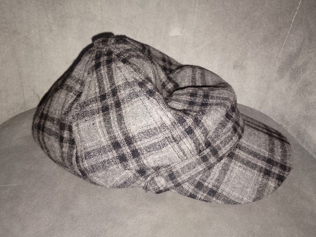 Vintage Plaid Newsboy Cap (Category: Hats & Beanies) located in Binangonan. Submitted by yuristalin888 (Listing ID 1467363373, Image 3). Description: Add a timeless touch to your style with this vintage-inspired newsboy flat cap featuring a classic gray and black plaid pattern, rounded crown, and curved brim. Designed for a stylish, retro look, it pairs effortlessly with casual and smart-casual outfits..