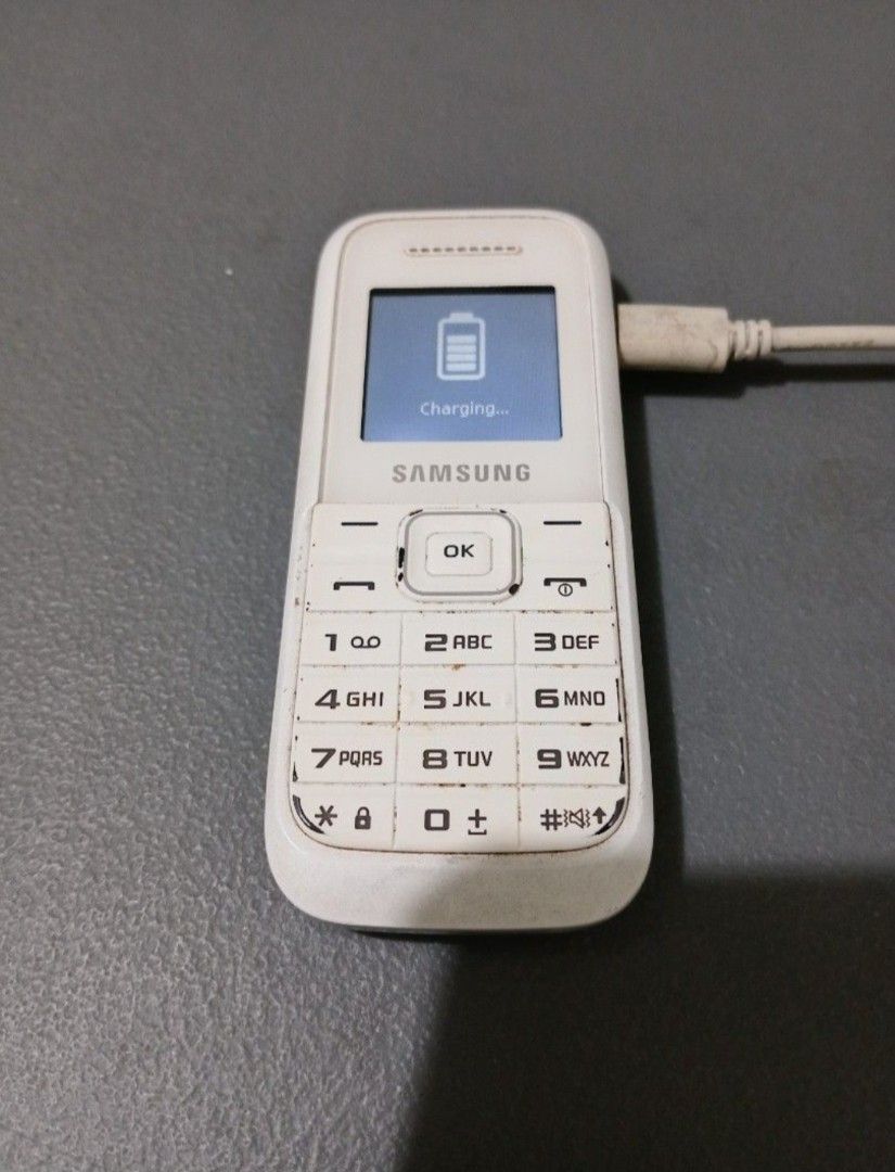 Vintage Samsung E1200 Push-Button Phone (White) – Powers On / Basic Tested (Category: Early Generation Mobile Phones) located in Bulacan. Submitted by honhonliz (Listing ID 1467383730, Image 3). Description: • Brand: Samsung • Model: Keystone 2 (GT-E1200) • Condition: Well Used (or Lightwear, depending on hairline scratches not visible in photos) • Functionality: • Powers on normally. • Screen displays clearly. • Basic sound test is OK (tones wor